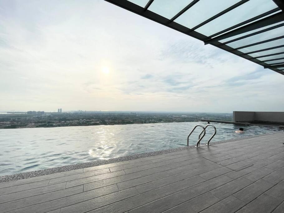 דירות Malacca Quartz Near To Jonker Walk With Infinity Pool Cozy 3B2B מראה חיצוני תמונה