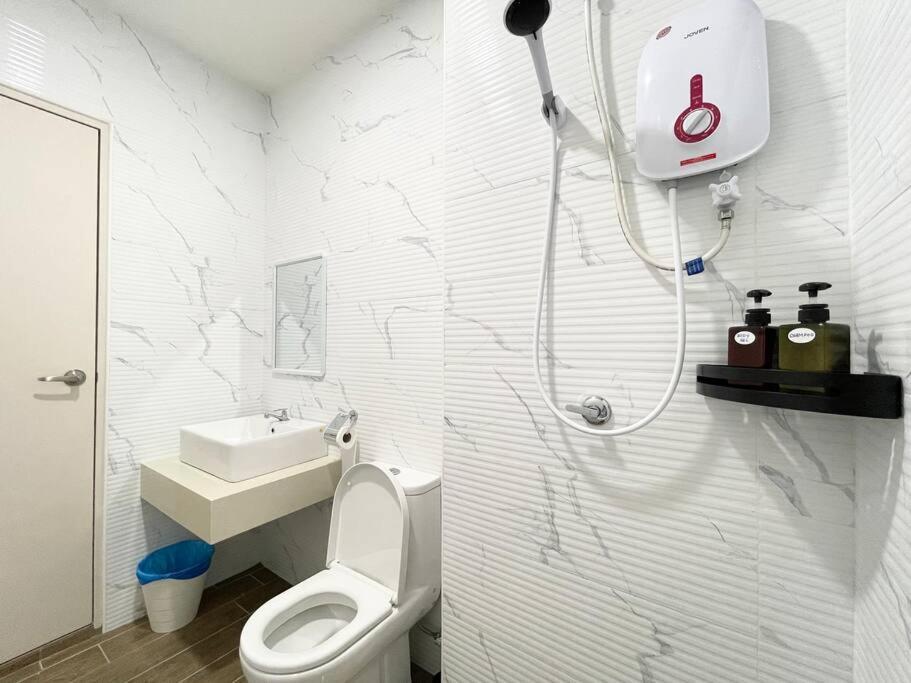 דירות Malacca Quartz Near To Jonker Walk With Infinity Pool Cozy 3B2B מראה חיצוני תמונה