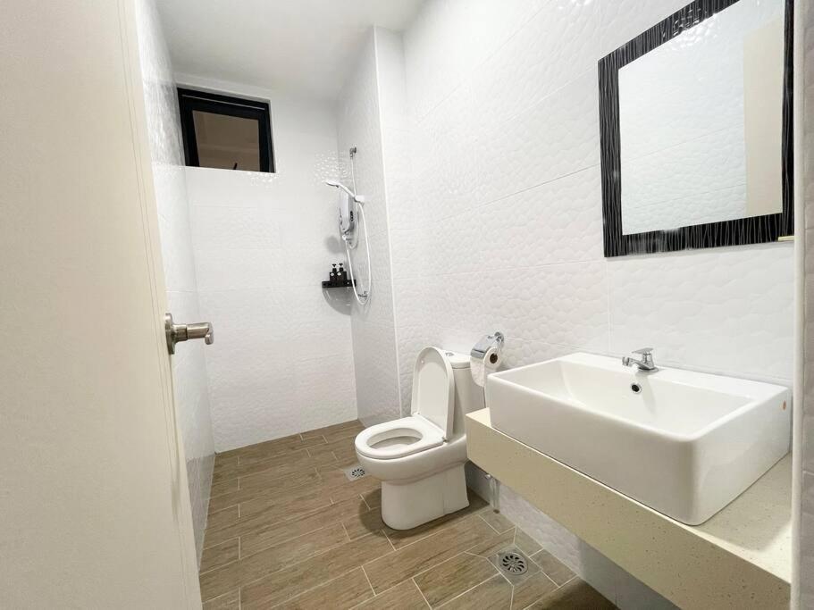 דירות Malacca Quartz Near To Jonker Walk With Infinity Pool Cozy 3B2B מראה חיצוני תמונה