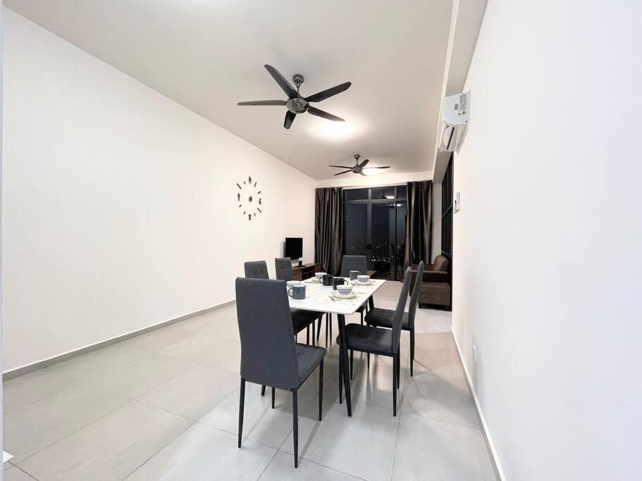 דירות Malacca Quartz Near To Jonker Walk With Infinity Pool Cozy 3B2B מראה חיצוני תמונה