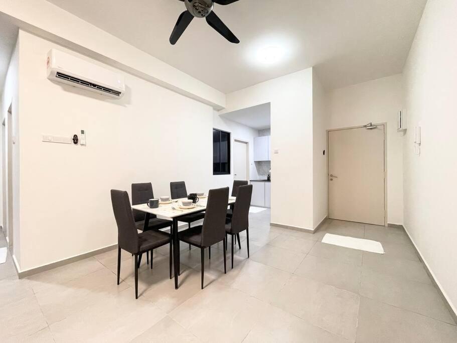 דירות Malacca Quartz Near To Jonker Walk With Infinity Pool Cozy 3B2B מראה חיצוני תמונה